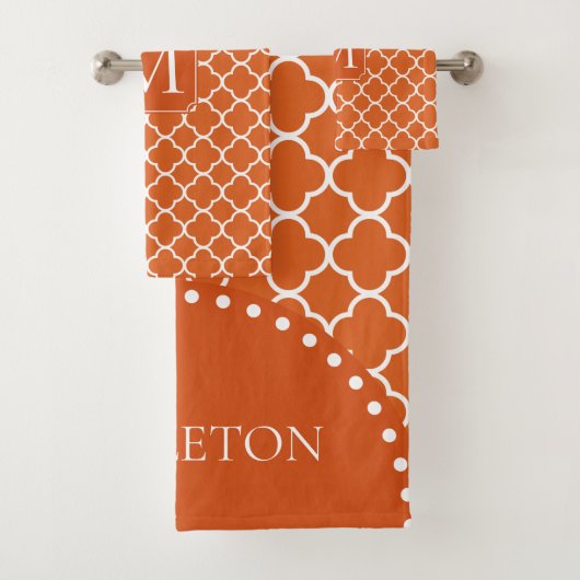 Donker Sinaasappel Quatrefoil - Monogram Bad Handdoek (Insitu)