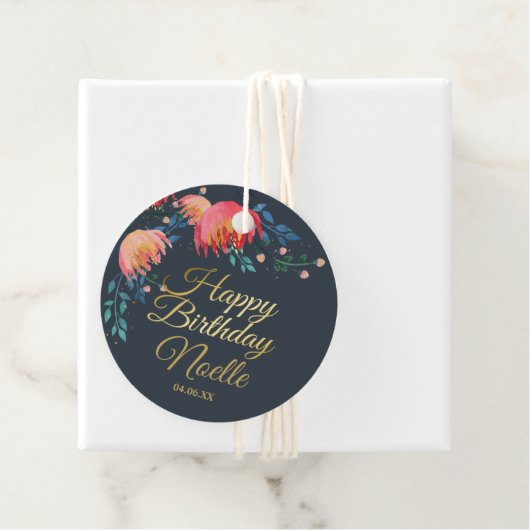 Donkerblauw, elegant, witte bloemen, goudaccent bedankjes labels (In situ)