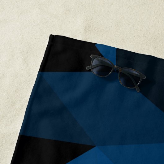 Donkerblauw en zwart geometrisch maaspatroon strandlaken (In situ)