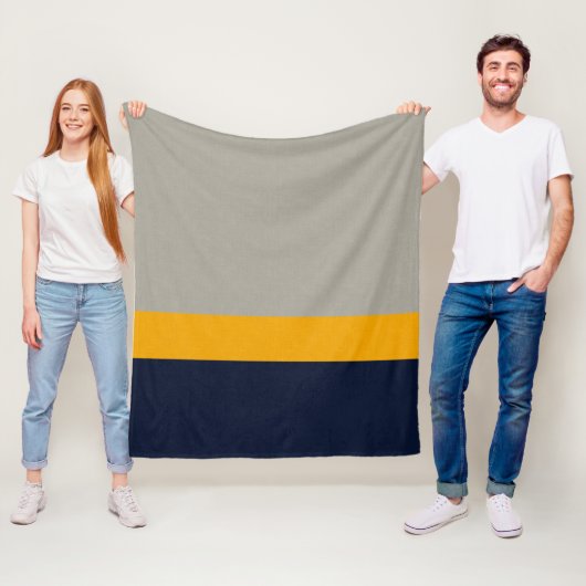 Donkerblauw, geel, grijs gestreept fleece deken (In situ)