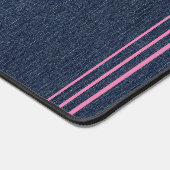 Donkerblauwe denim print, roze scriptnaam bureaumat (Hoek)