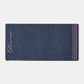 Donkerblauwe denim print, roze scriptnaam bureaumat (Voorkant)