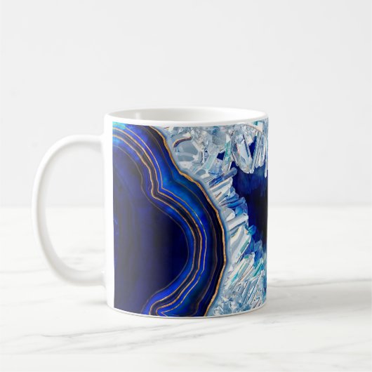 Donkerblauwe geodekristallen en gouden digitale ku koffiemok (Links)