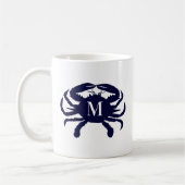Donkerblauwe krab monogram koffiemok (Links)