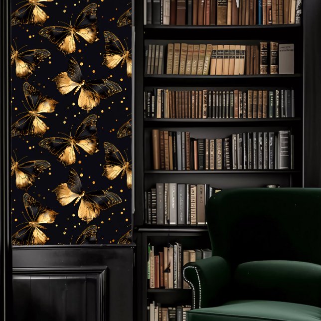 Donkere Academia Gouden en Zwarte Vlinders Behang (Dark Academia Gold and Black Butterflies Wallpaper in a library.)