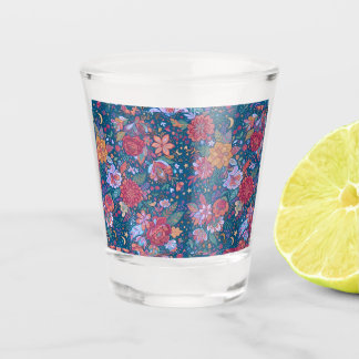 Donkere bloemrijke botanische patroon met vintage shot glas