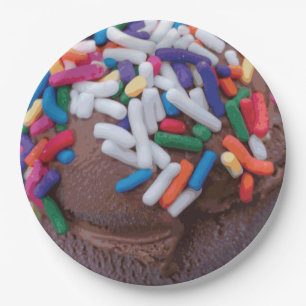 Donkere chocolade-ijs met regenboogspringen papieren bordje