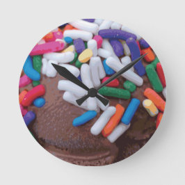 Donkere chocolade-ijs met regenboogspringen ronde klok