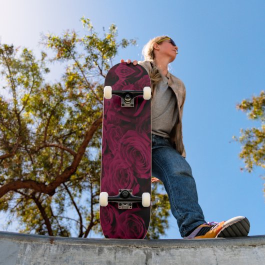 Donkere dieprode magenta rozen skateboard (Buiten 1)
