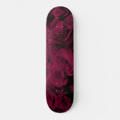 Donkere dieprode magenta rozen skateboard (Voorkant)