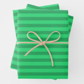 Donkere en lichte groene strepen met moderne kerst inpakpapier vel (In situ)