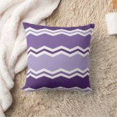 Donkere en lichte lavendel Paarse Chevron Stripes Kussen (Deken)