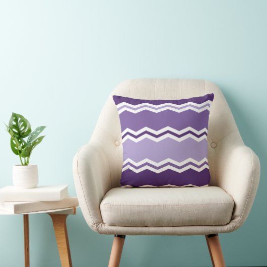 Donkere en lichte lavendel Paarse Chevron Stripes Kussen (Stoel)
