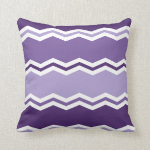 Donkere en lichte lavendel Paarse Chevron Stripes Kussen