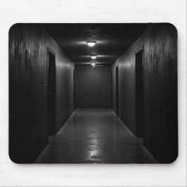 Donkere gang in perspectiefvol uitzicht muismat