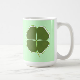 Donkere groene shamrock, vier mokken met lederklav