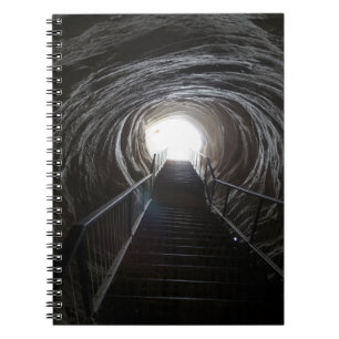 Donkere grottunnel notitieboek