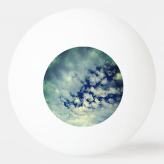Donkere hemel, die door de wolken heen glundert pingpongballen
