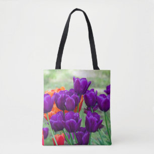 Donkere paarse tulpen op een zonnige dag in de tui draagtas