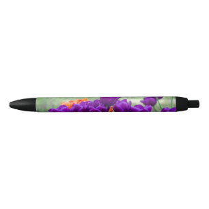 Donkere paarse tulpen op een zonnige dag in de tui zwarte inkt pen