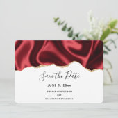 Donkere rode glam Wavy Satin Abstract Design Wedde Save The Date (Staand voorkant)