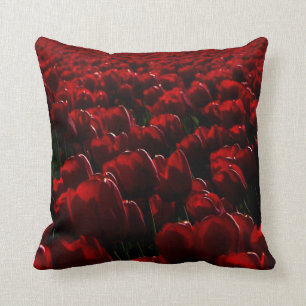 Donkere rode tulp gooit kussen. kussen