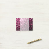 Donkere roze vlek met glanzend glitter post-it® notes (Op bureau)