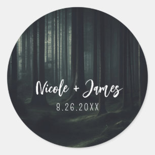 Donkere, sombere bosbomen bij schemering bruiloft ronde sticker