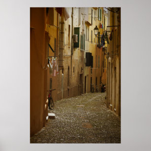Donkere steeg in Napels, Italië verticale poster