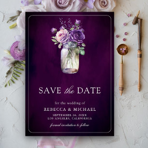 Donkere Stemming Paarse Bloemige Mason Jar Bruilof Save The Date