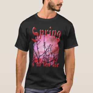 Donkere takken rode knoppen en blauwe hemel t-shirt