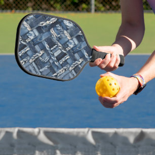 Donkere versleten denim patchwork en vlechten pickleball paddle