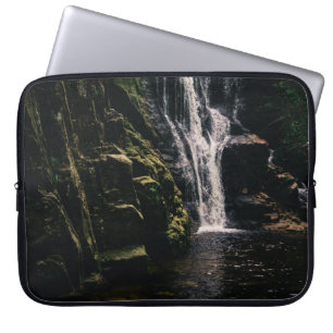 Donkere waterval en een meer, foto van Natuur Laptop Sleeve