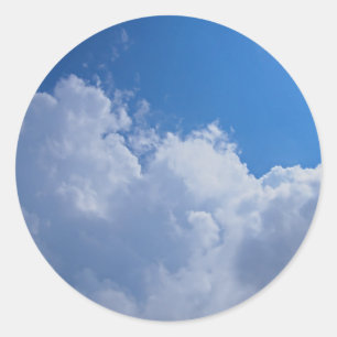 Donkere wolken, blauwe hemel en heldere zon ronde sticker
