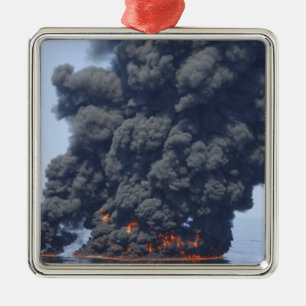 Donkere wolken rook en vuur ontstaan 2 metalen ornament