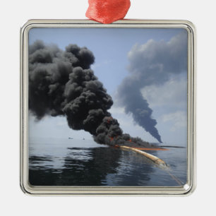 Donkere wolken van rook en vuur ontstaan 3 metalen ornament