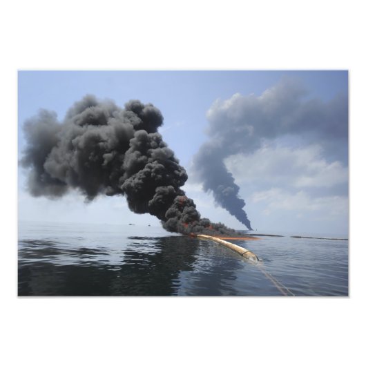 Donkere wolken van rook en vuur ontstaan. foto afdruk (Voorkant)