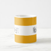 Donkergele aangepaste naam gepersonaliseerd koffiemok (Center)