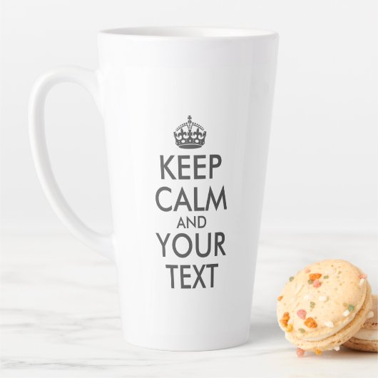 Donkergrijs Houd Kalm en Jouw tekst Latte Mok (In situ)