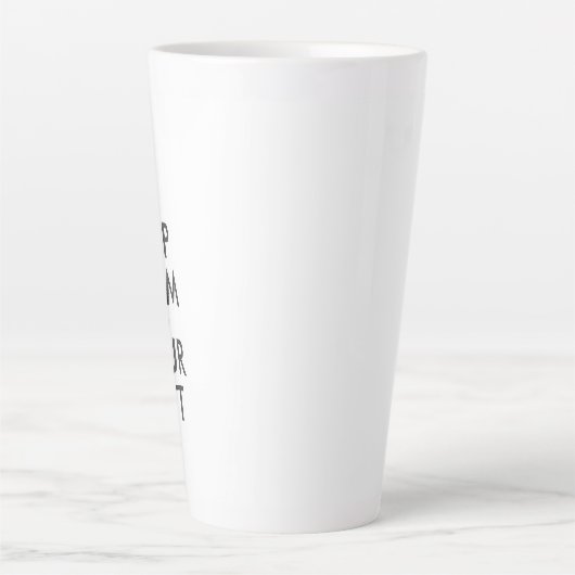 Donkergrijs Houd Kalm en Jouw tekst Latte Mok (Voorkant)