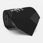 Donkergrijs zwart geometrisch maaspatroon Monogram Stropdas (Opgerold)