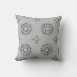 Donkergrijze, ingewikkelde mandala-achtige design kussen