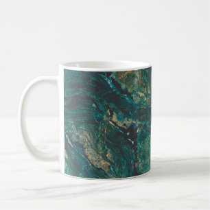 Donkergroen marmer: luxe textuur. koffiemok