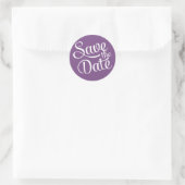 Donkerpaarse witte script save the date ronde sticker (Tas)