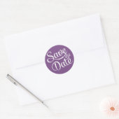 Donkerpaarse witte script save the date ronde sticker (Envelop)