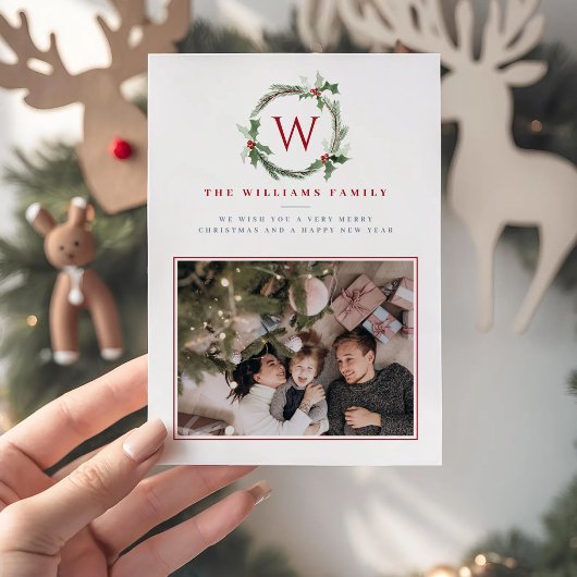 Donkerrode kerstbessen krans Holly Monogram Feestdagenkaart