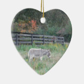 Donkey in een Herfst herfst veld. Keramisch Ornament (Rechts)