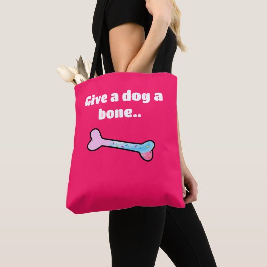 Donnez un Sac fourre-tout osseux à un chien (De près)