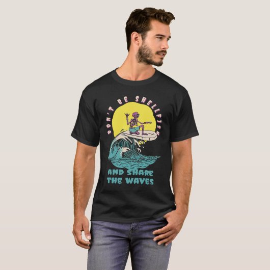 Don't Be Shellfish & Share The Waves Retro Surfer T-shirt (Voorkant volledig)