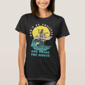 Don't Be Shellfish & Share The Waves Retro Surfer T-shirt (Voorkant)